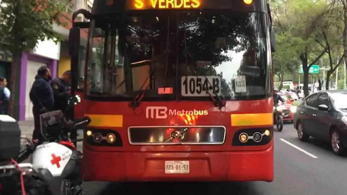 006 Taxista da vuelta prohibida e impacta contra Metrobús en la Roma